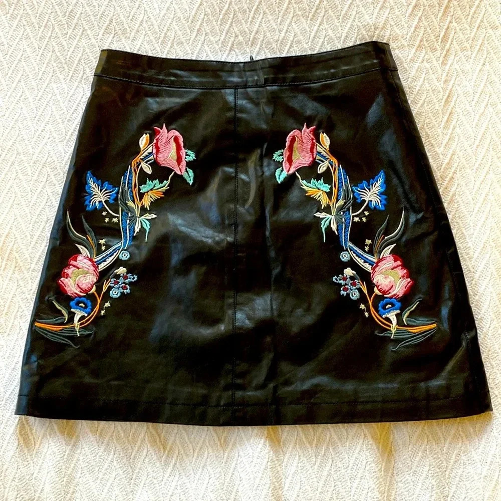 California Moonrise Women's Floral Embroidered Faux Leather Mini Skirt XS Black